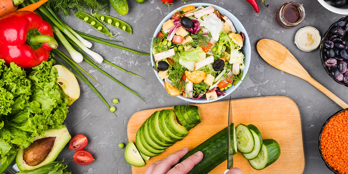 Composici&oacute;n de verduras sanas variadas: pepinos, pimentones, lechugas, tomates, aguacates de colores vivos