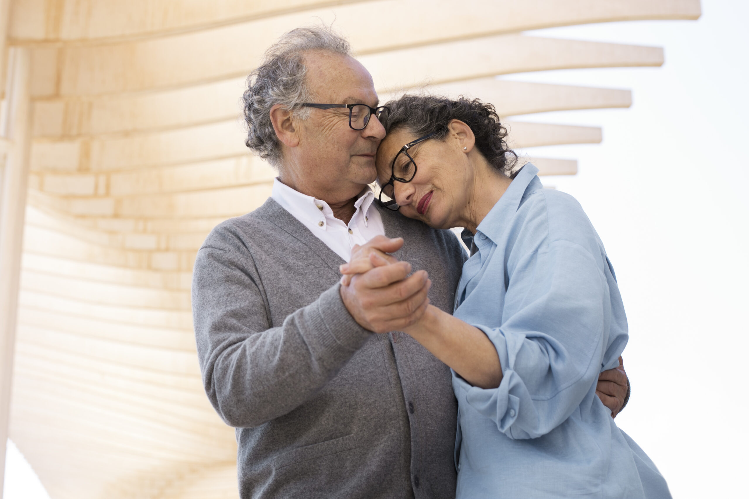Personas mayores bailando