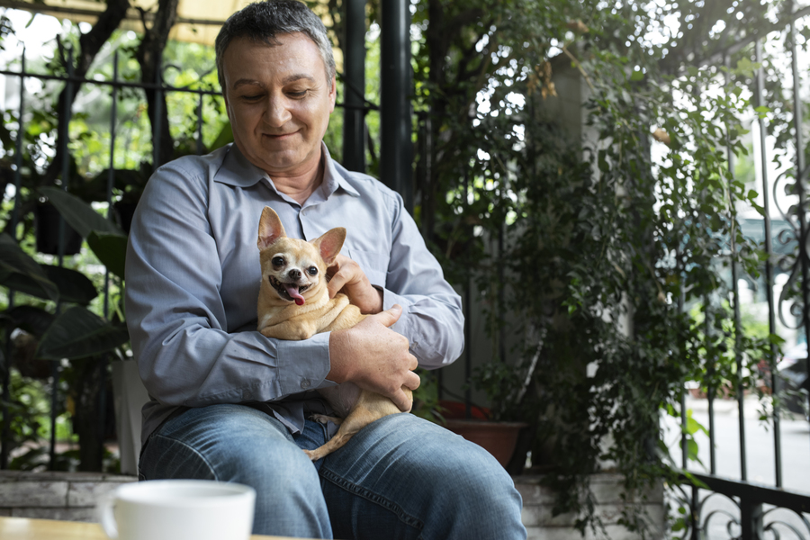 Persona mayor junto con su perro