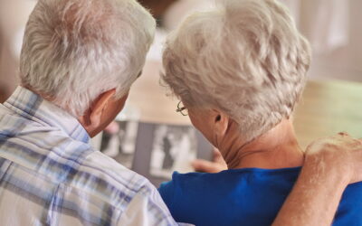 ¿Por qué se nos curva la espalda con la edad y qué podemos evitarlo?