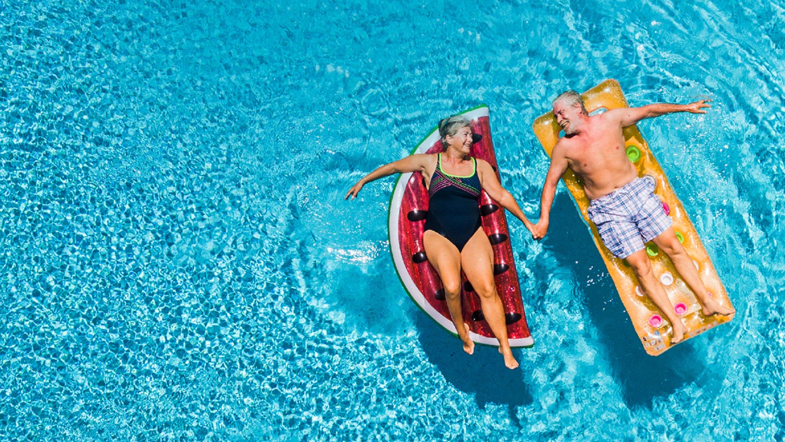 Personas mayores disfrutando de los hoteles en Cafam