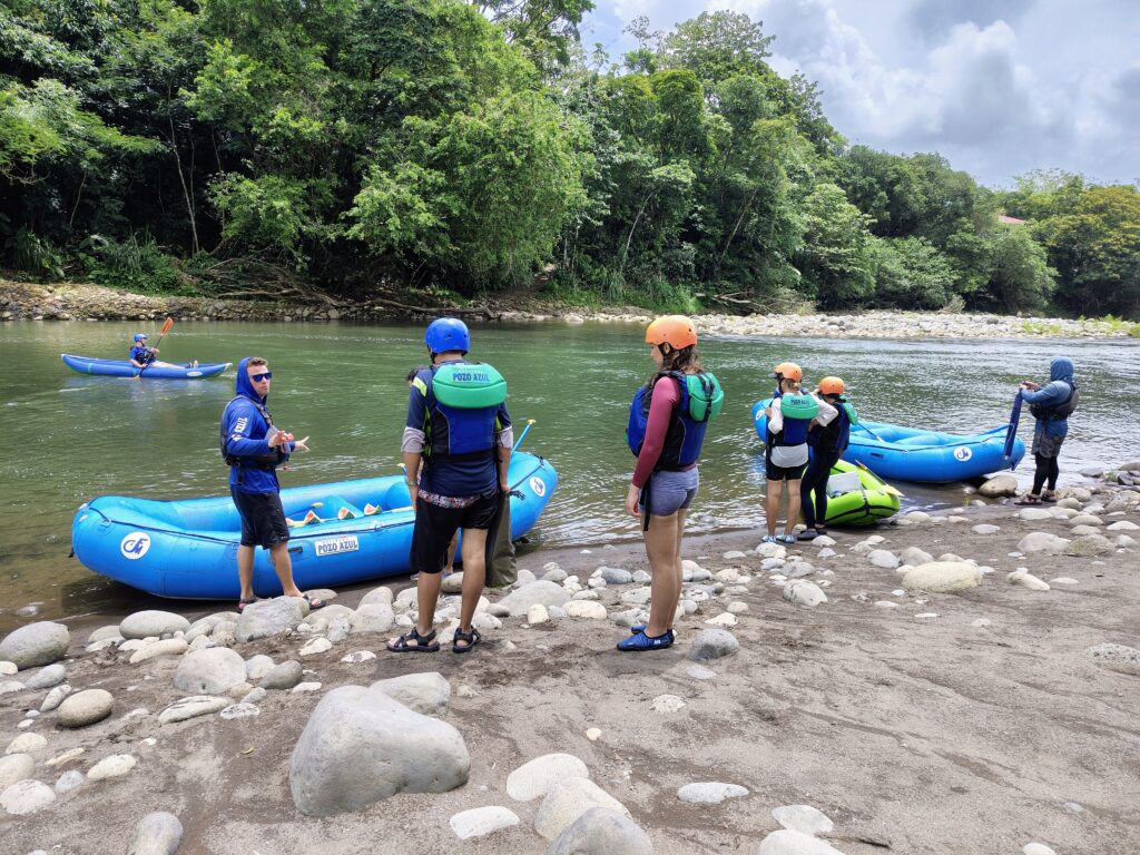 Una pausa para comer sandía es bienvenida durante el recorrido de rafting por el río Sarapiquí, en Costa Rica.