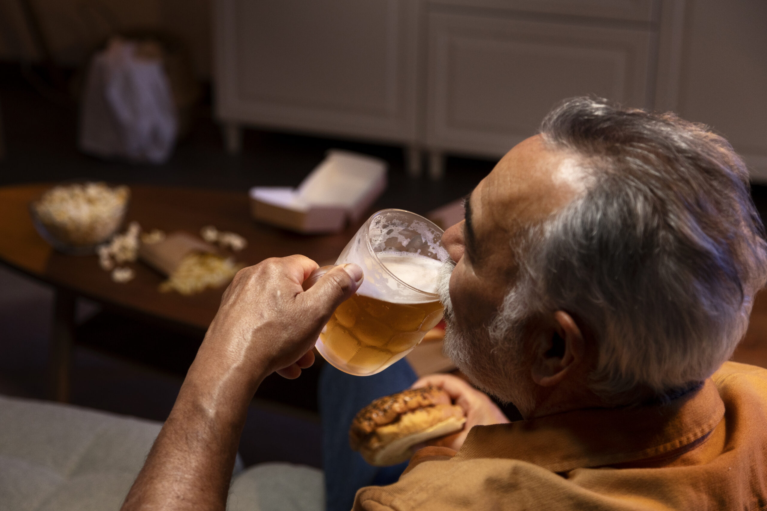 Hombre disfrutando de una cerveza