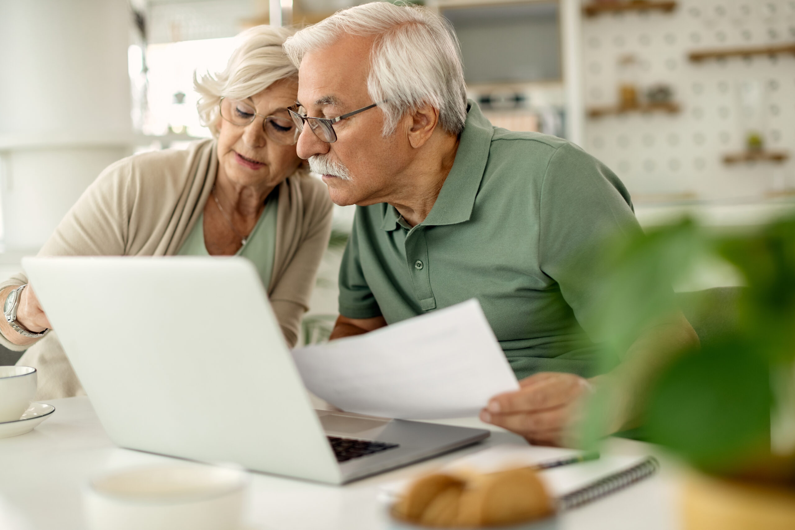 Personas mayores analizando sus ahorros