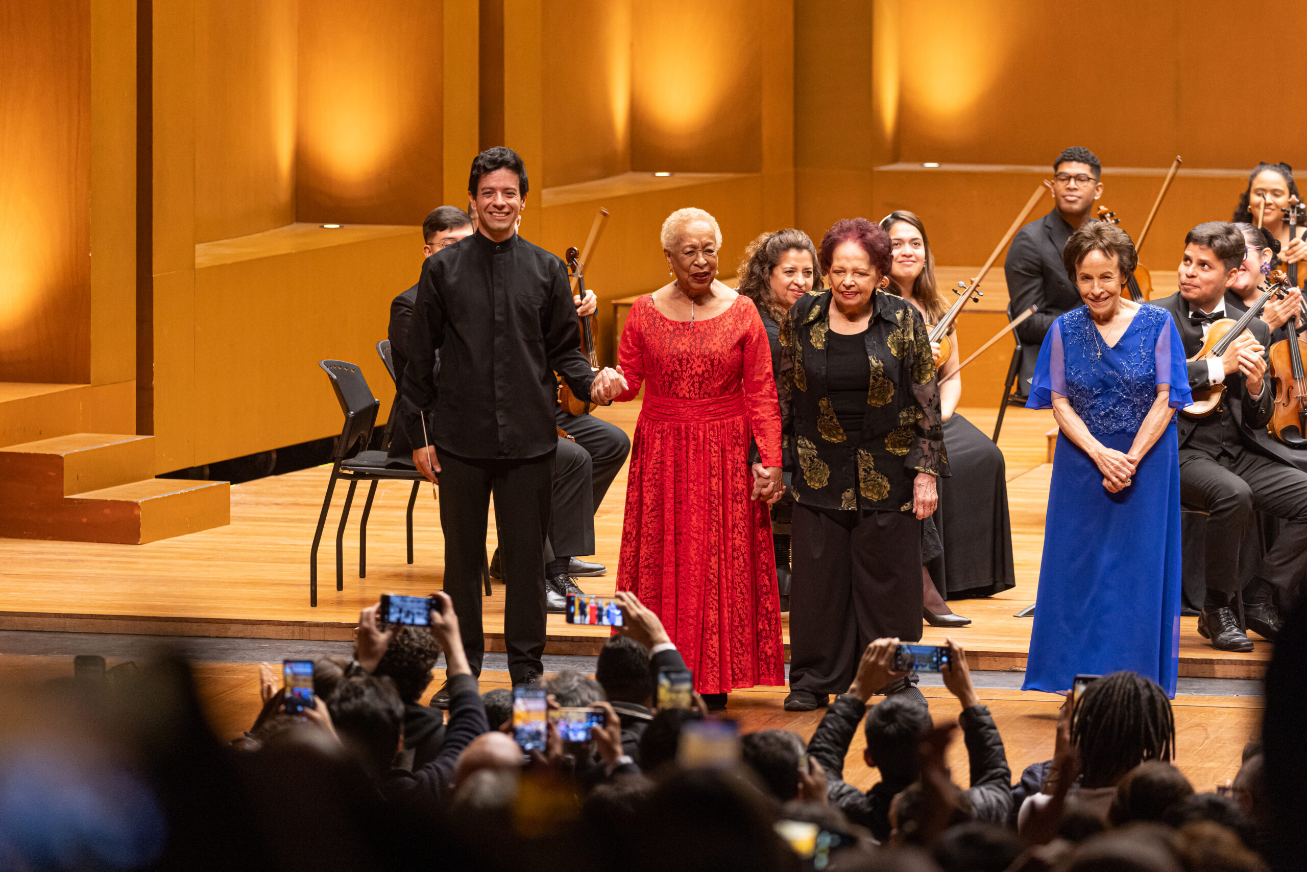 Pinanistas y director Carlos Ágreda, director del homenaje, y junto a él las pianistas Teresita Gómez, Helvia Mendoza y Blanca Uribe.