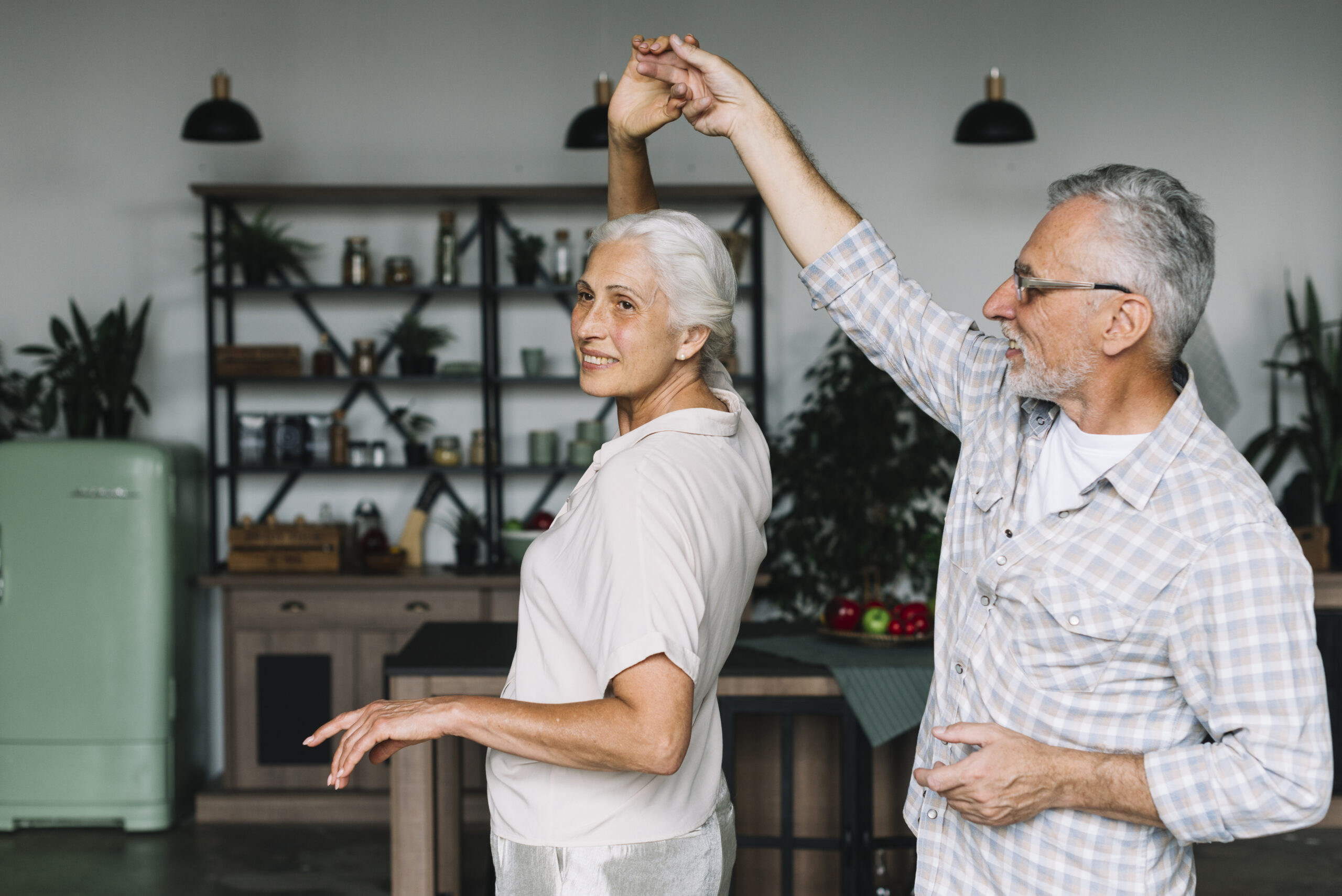 sonriendo-pareja-senior-bailando-juntos-en-la-cocina sonriendo-pareja-senior-bailando-juntos-en-la-cocina