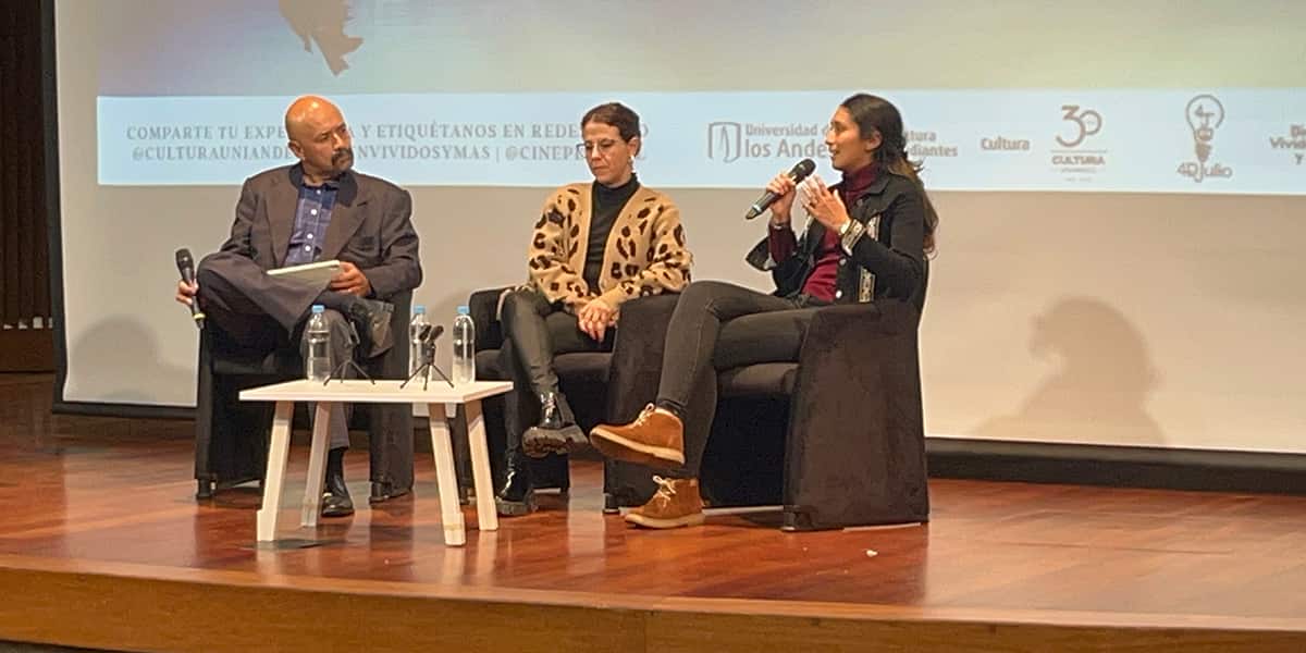 2025-09-Septiembre08_ConversatorioSenderoAzul-1 De izquierda a derecha: Julio César Guzmán, fundador de Cuatro de Julio; Jennifer Clavijo, médica y siquiatra, consultora en salud mental y sostenibilidad de la Fundación Saldarriaga Concha, y María Fernanda Reyes, sicóloga, doctora en psicogerontología (área de la sicología que estudia la vejez, el envejecimiento y las personas mayores) y profesora del Departamento de Psicología de la Universidad de Los Andes sentados en el escenario del conversatorio