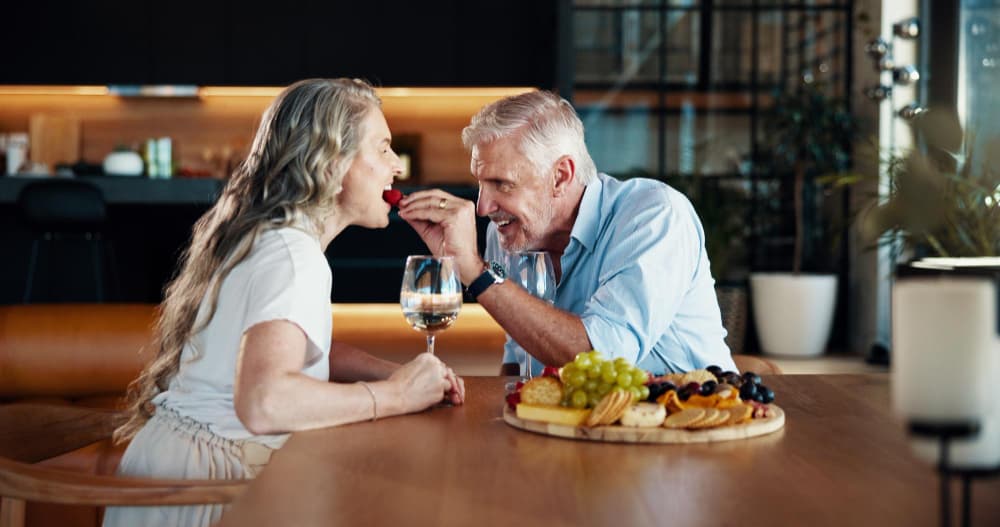 Pareja mayor alimentandose mutuamente