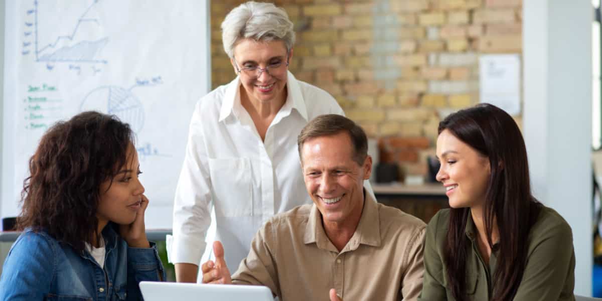 Grupo de personas en el lugar de trabajo, personas de todas las edades opinando.