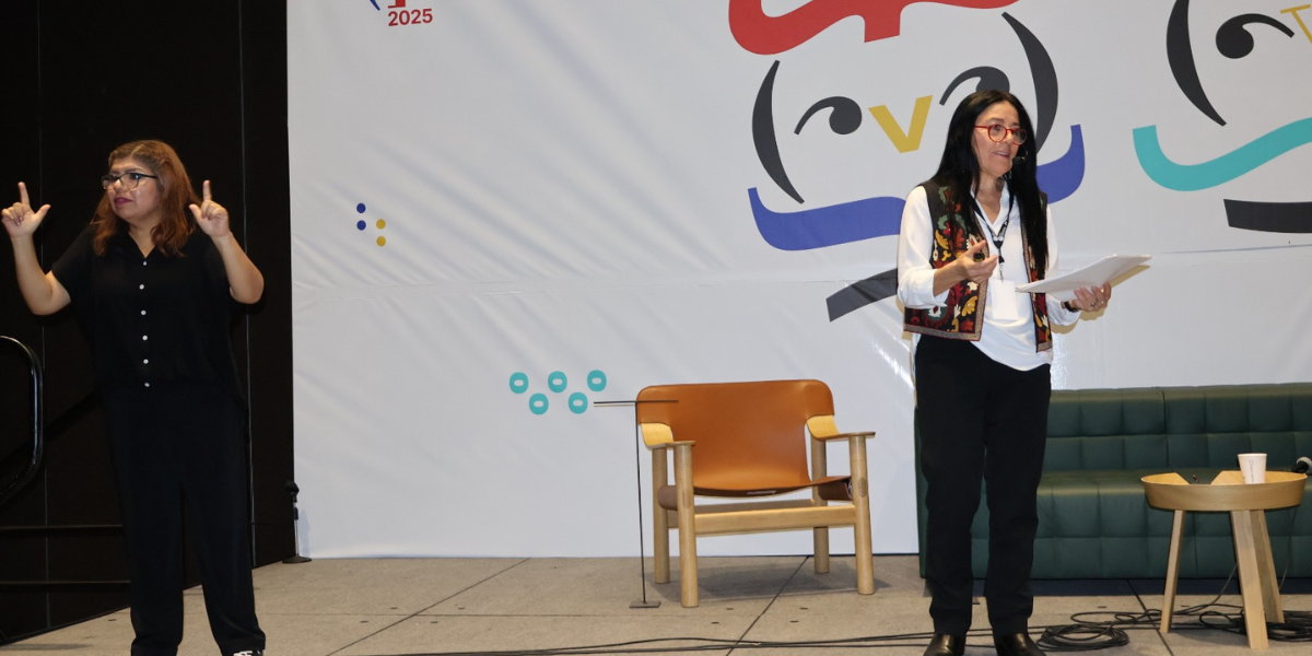 Sandra Lorenzano en su charla en la Feria del Libro con traducci&oacute;n en lengua de se&ntilde;as.