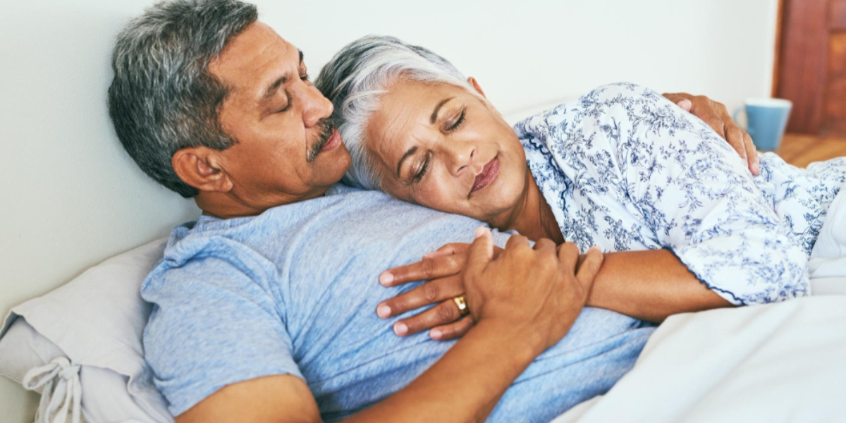 pareja tumbada en la cama