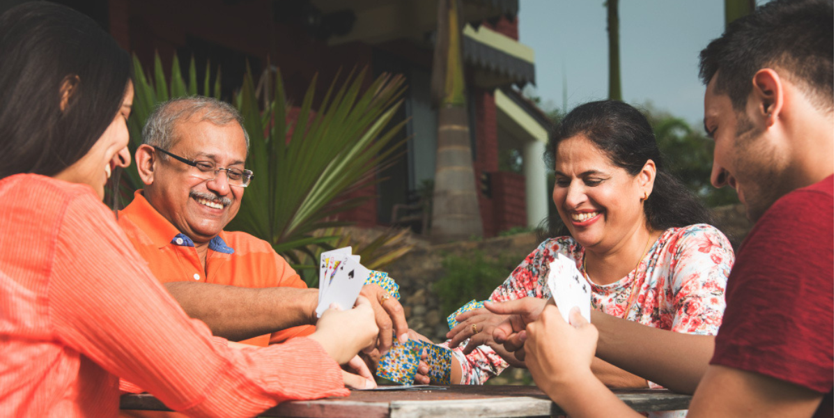 Familia Latina jugando cartas y divirti&eacute;ndose
