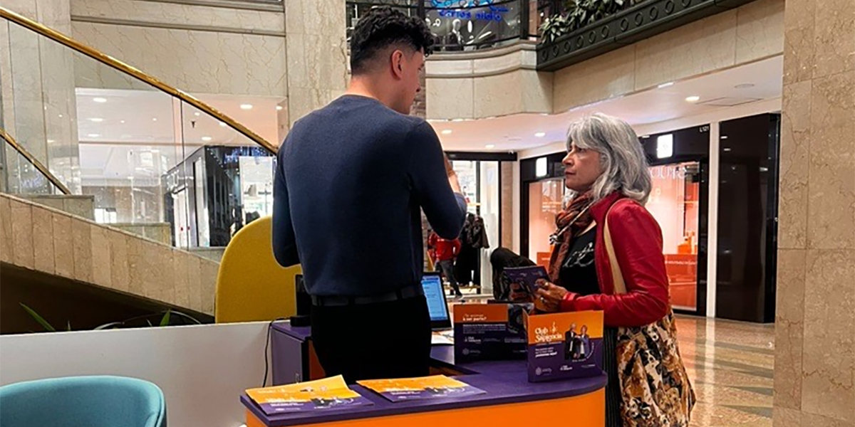 Una mujer mayor solicita informaci&oacute;n en el m&oacute;dulo de Club Sapiencia de la Universidad Javeriana