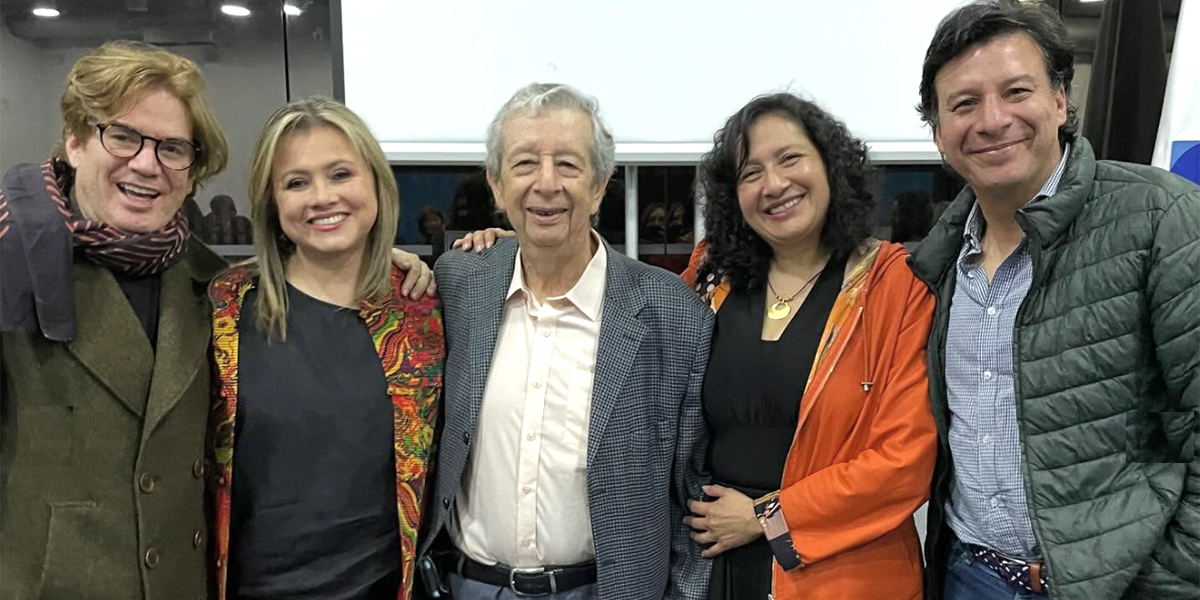 Los panelistas participantes en el lanzamiento de 'Las sirenas y la memoria' junto a Franciasco Cajiao