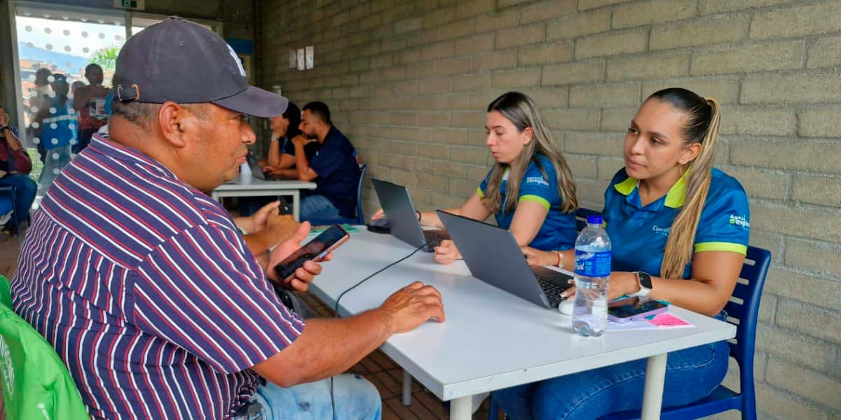 Personas mayores de Medellín reciben oportunidades en primera jornada de empleabilidad, salud y otros servicios