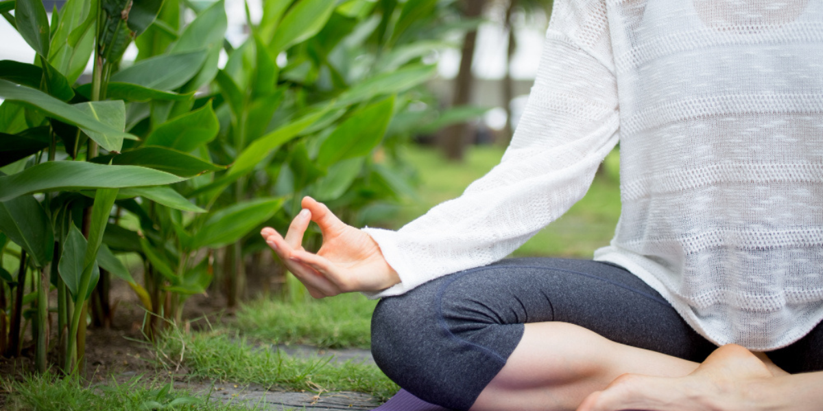 mujer en posici&oacute;n de loto, practicando yoga o meditaci&oacute;n