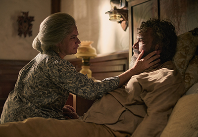 Marleyda Soto, como Úrsula Iguarán, y Diego Vásquez, como José Arcadio Buendía, en ‘Cien años de soledad’. Foto: Pablo Arellano/Netflix.

