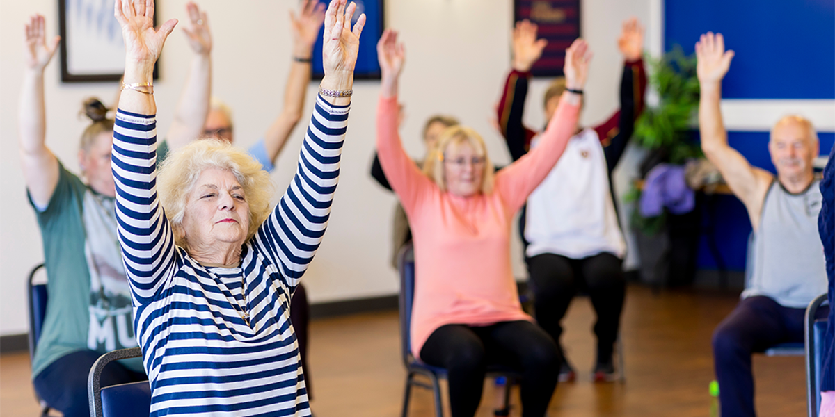 Hombres y mujeres mayores de 50 a&ntilde;os se ejercitan felices