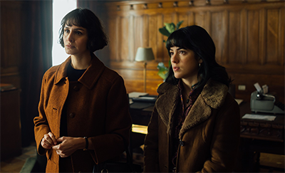 Fernanda Urrejola y Rochi Hernández en una escena de ‘La casa de los espíritus. Foto: Diego Araya / Amazon Prime Video