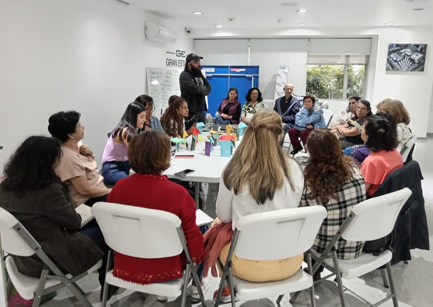 Grupo de personas compartiendo un espacio de salud y bienestar.