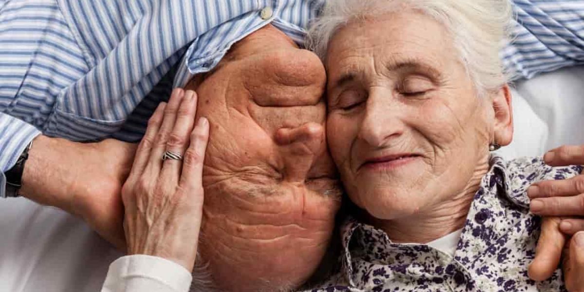 La pareja de adultos mayores acostados, abrazados en un gesto tierno y con expresiones de felicidad y complicidad demuestran la importancia de los hallazgos de la investigaci&oacute;n.