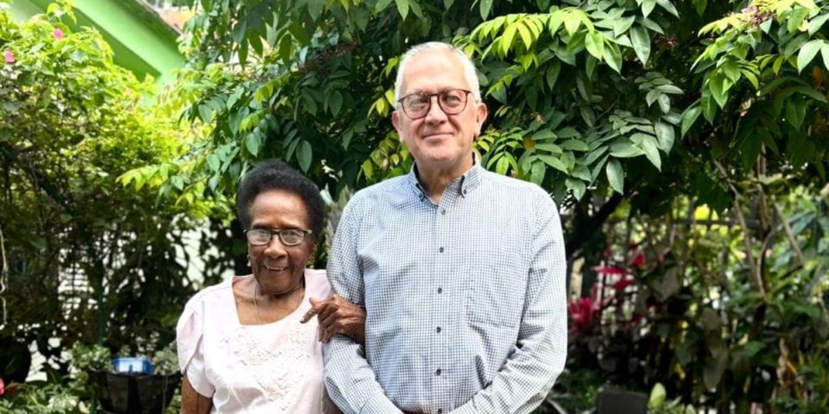 El doctor Anaya junto a Mar&iacute;a Antonia Cuero, protagonista del Proyecto Centenarios, a quien visita con frecuencia.