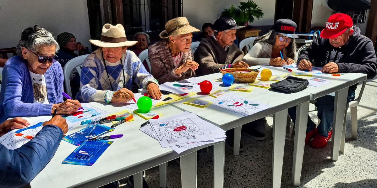 Registro de las actividades educativas que el equipo UMNG Senior desarrolla con las personas mayores de la Fundaci&oacute;n El Alba.