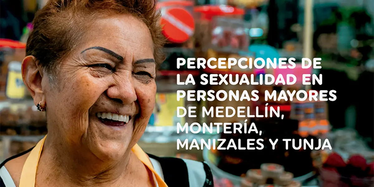 En la portada de 'Percepciones de la sexualidad en personas mayores de Medell&iacute;n, Manizales, Monter&iacute;a y Tunja, una mujer mayor sonr&iacute;e en un mercado popular