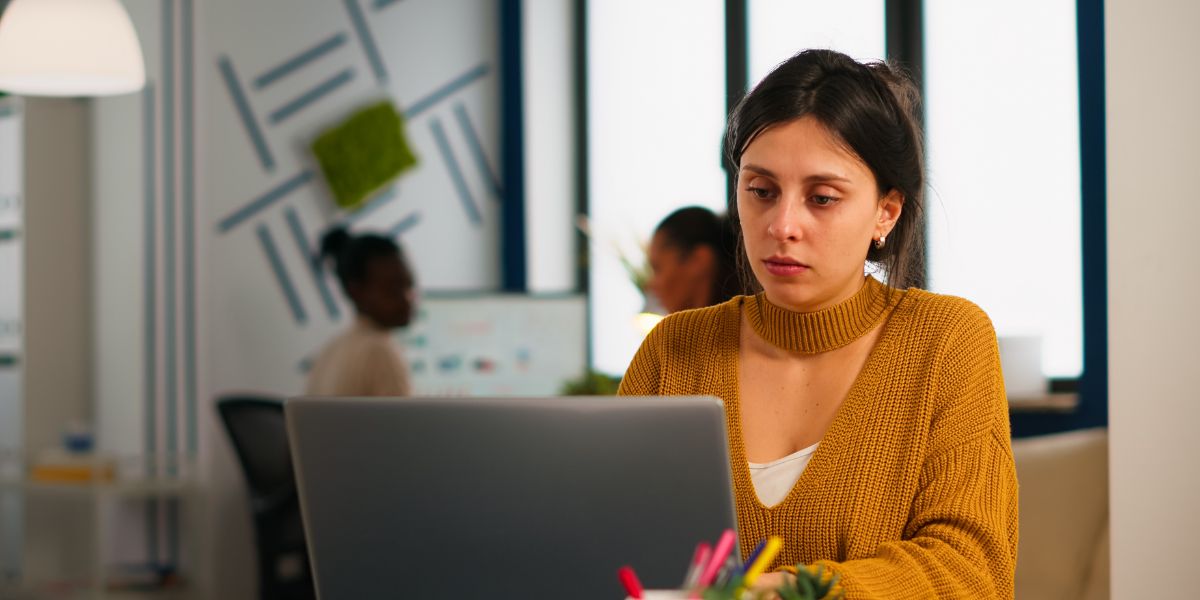 Mujer indispuesta en su trabajo