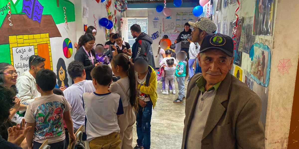 El se&ntilde;or Waldino en su casa de poes&iacute;a ubicado en Ciudad Bol&iacute;var, Bogot&aacute;, dirigiendo su clase de todos los s&aacute;bados.