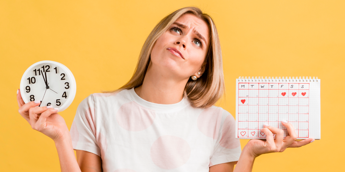 Mujer joven, expresi&oacute;n de interrogaci&oacute;n. Mano izquierda sostiene un calendario. Mano derecha sostiene un reloj. Fondo neutro.