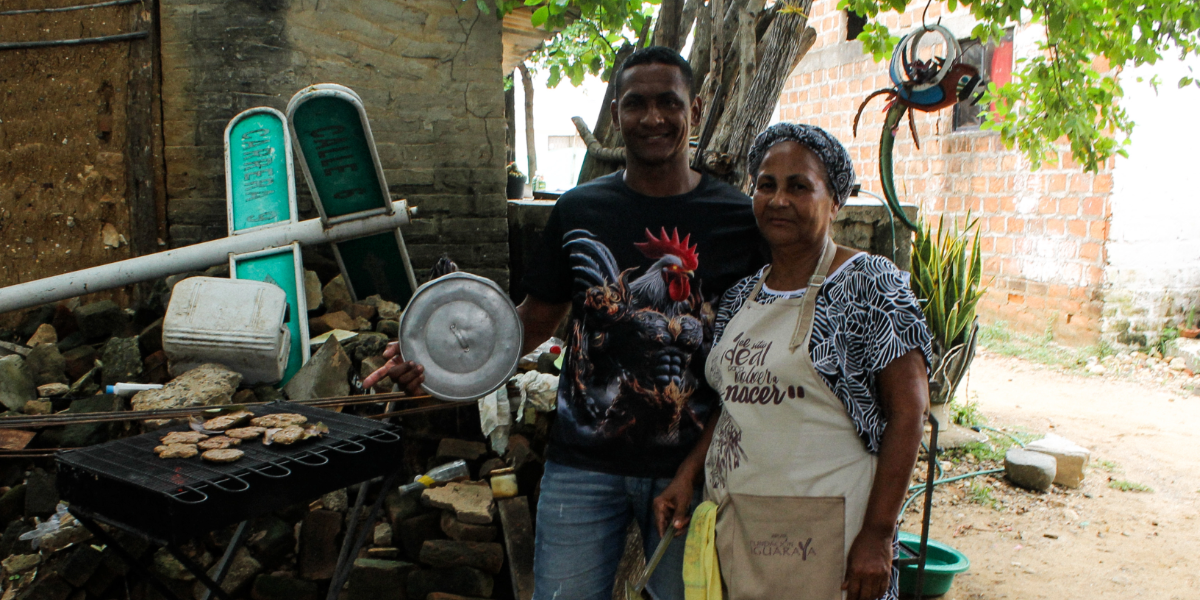 Cocinera tradicional de Dibulla, La Guajira y su hijo
