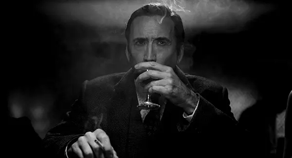 Nicolas Cage fumando un cigarrillo, en el papel de Ben Reilly 
