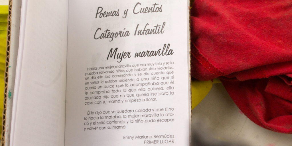 El poema La Mujer Maravilla, escrito por una niña de la Casa de Poesía, obtuvo el primer lugar en su categoría. En sus versos, la superheroína no lucha contra villanos fantásticos, sino contra una de las violencias más reales y devastadoras: la amenaza de abuso sexual que enfrentan muchas niñas y mujeres.