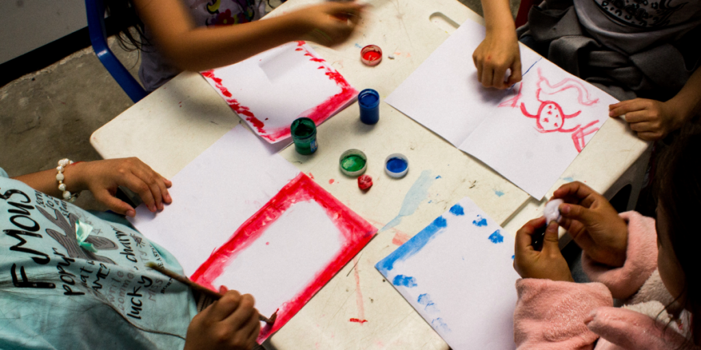 Niños con pinceles y pintura para su clase del miedo en la casa de poesía 