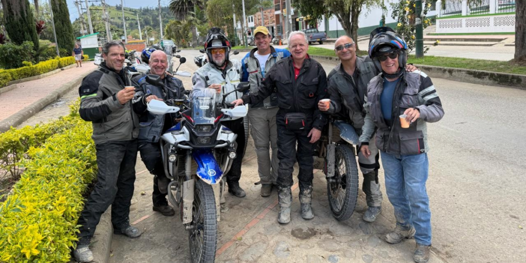 Siete moteros del grupo Moteros Veteranos posan con sus motocicletas durante una parada en uno de sus viajes por Colombia.