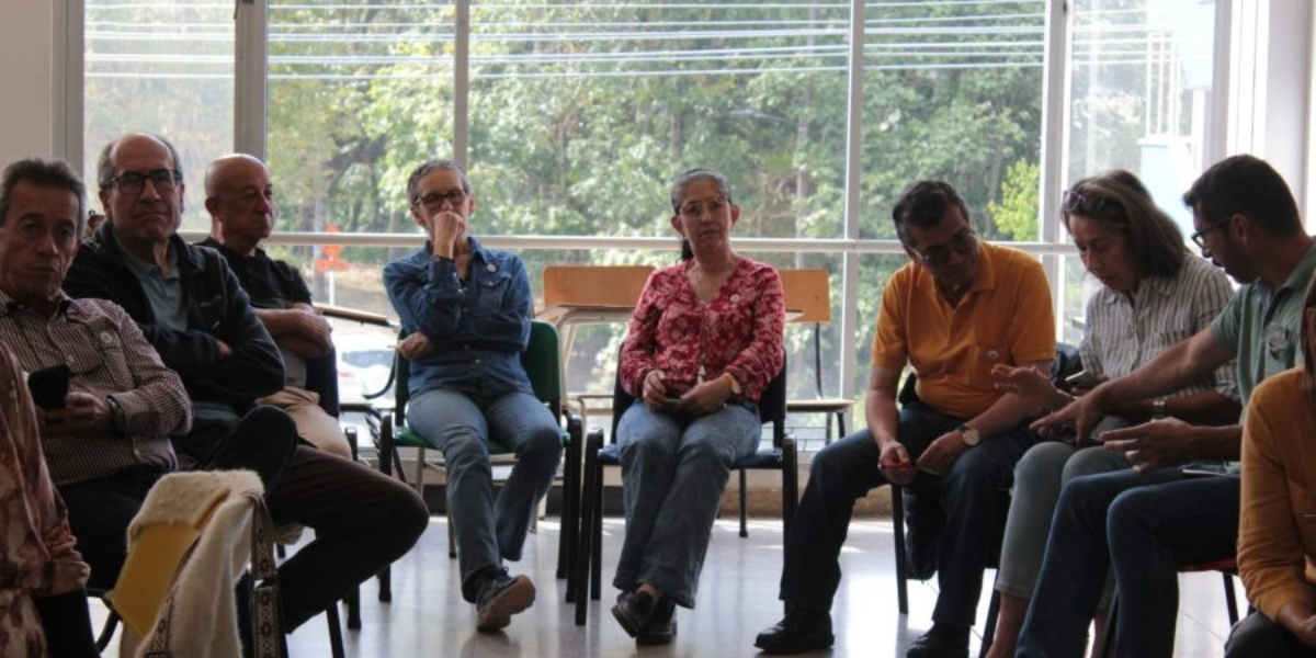 Estudiantes de diferentes edades miembros de la Universidad Intergeneracional