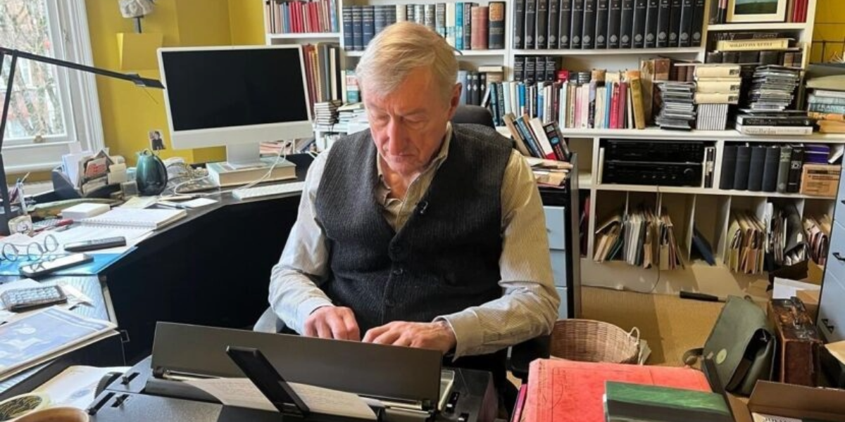 Julian Barnes persona mayor escribiendo en su oficina su &uacute;ltimo libro lanzado titulado: Despedidas.