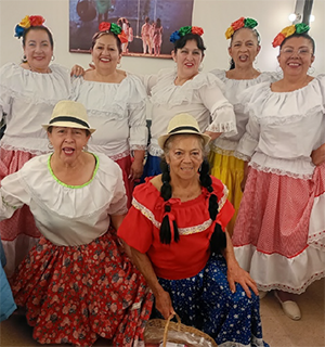 Bailarinas del grupo de danzas 'Alma y Vida'