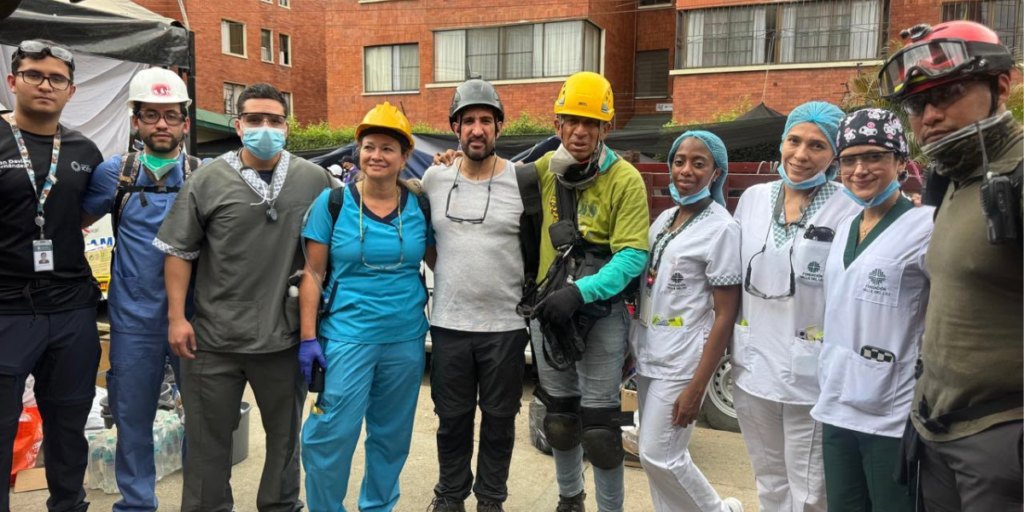 Grupo de médicos y personal de salud posando en el área de atención de damnificados en Cali.