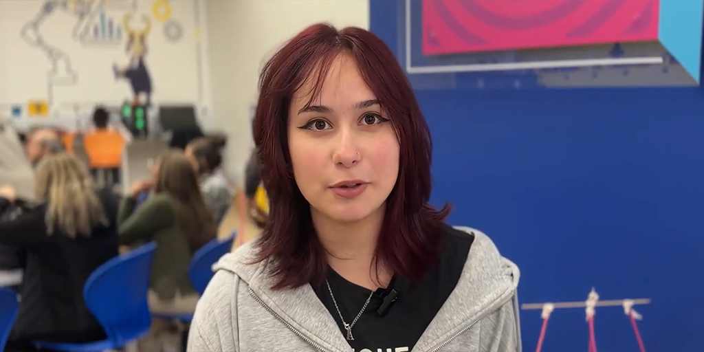 Antonia Fraija comenta durante el evento lo que significa para ella participar en este evento sobre la vejez