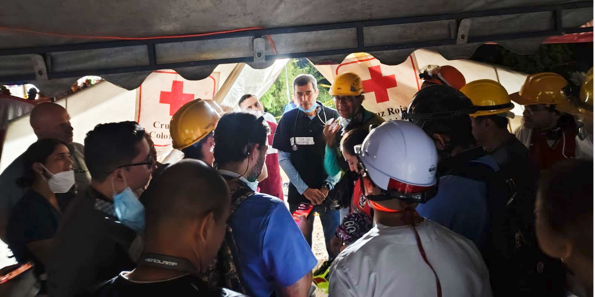 Paramedicos brindando atenci&oacute;n m&eacute;dica de urgencia a un damnificado en la zona del desastre.