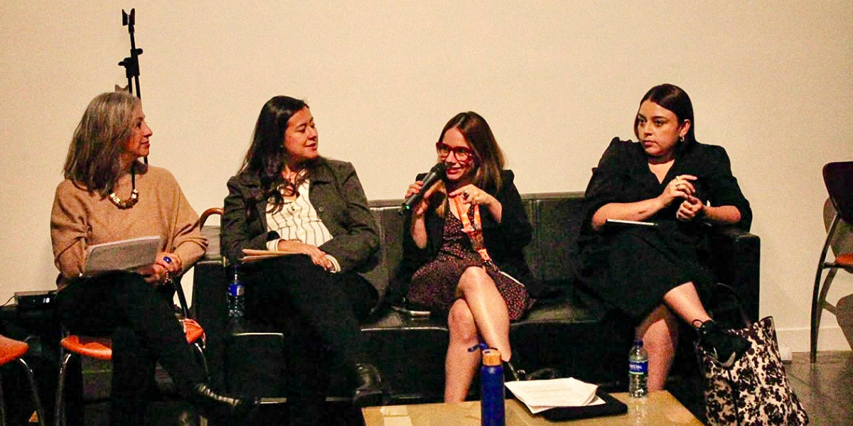 &iquest;Y si existiera un transporte amigable con la edad?&rdquo; fue el t&iacute;tulo del conversatorio organizado por Bienvividos y el Centro de Investigaci&oacute;n Imagina de la Universidad de los Andes. En la imagen, de izquierda a derecha: Camila Castellanos (Fundaci&oacute;n Saldarriaga Concha), Vanesa Mart&iacute;nez (Superintendencia de Transporte), Alison Morales (ANSV) y &Aacute;ngela Constanza Jerez (cofundadora de Bienvividos), quienes dialogaron sobre los retos y oportunidades para una movilidad inclusiva en Bogot&aacute;.