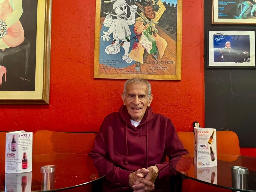 Afanador sentado frente a sus obras.