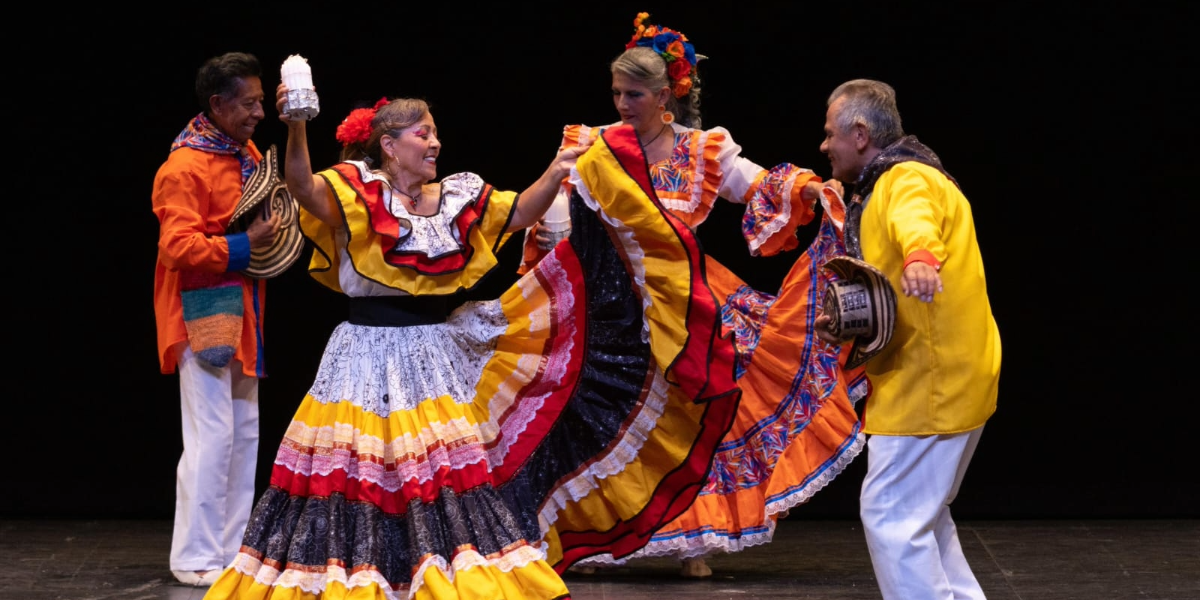 Bailarines mayores en escena durante el festival.