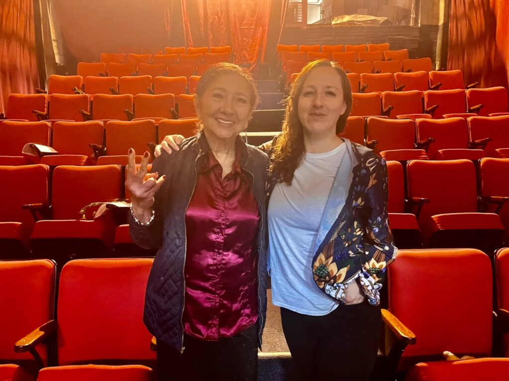 Fernanda y Sofía juntas en el escenario.