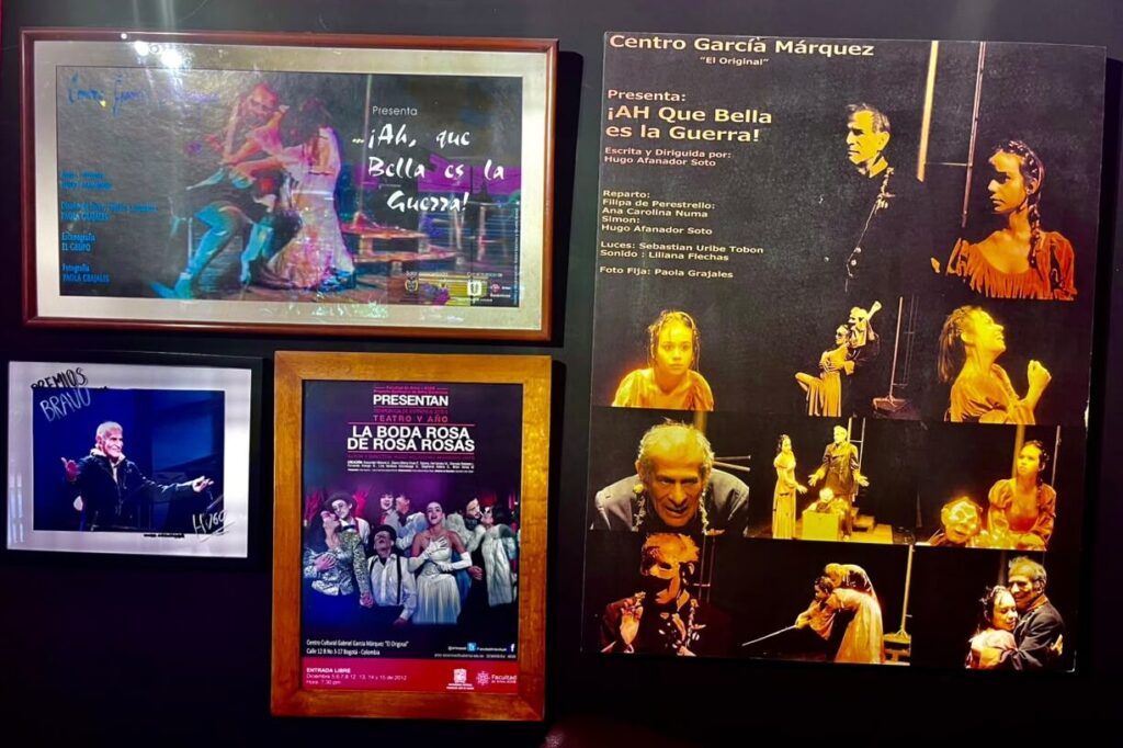 Cuadros con obras del teatro en la pared.